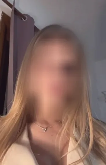 Caroline, 22