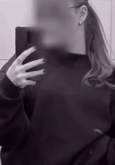 Julie, 19